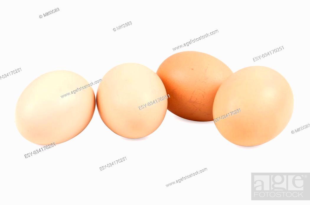 Imagen: Eggs isolated on white background with clipping path.