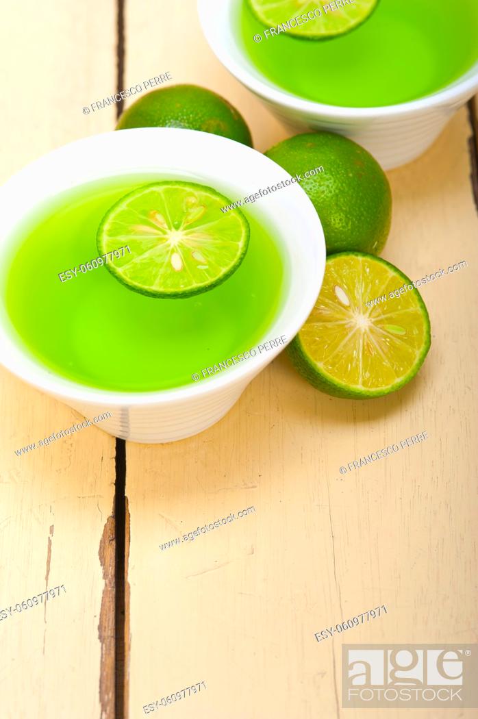 Imagen: fresh and healthy green lime lemonade macro closeup.
