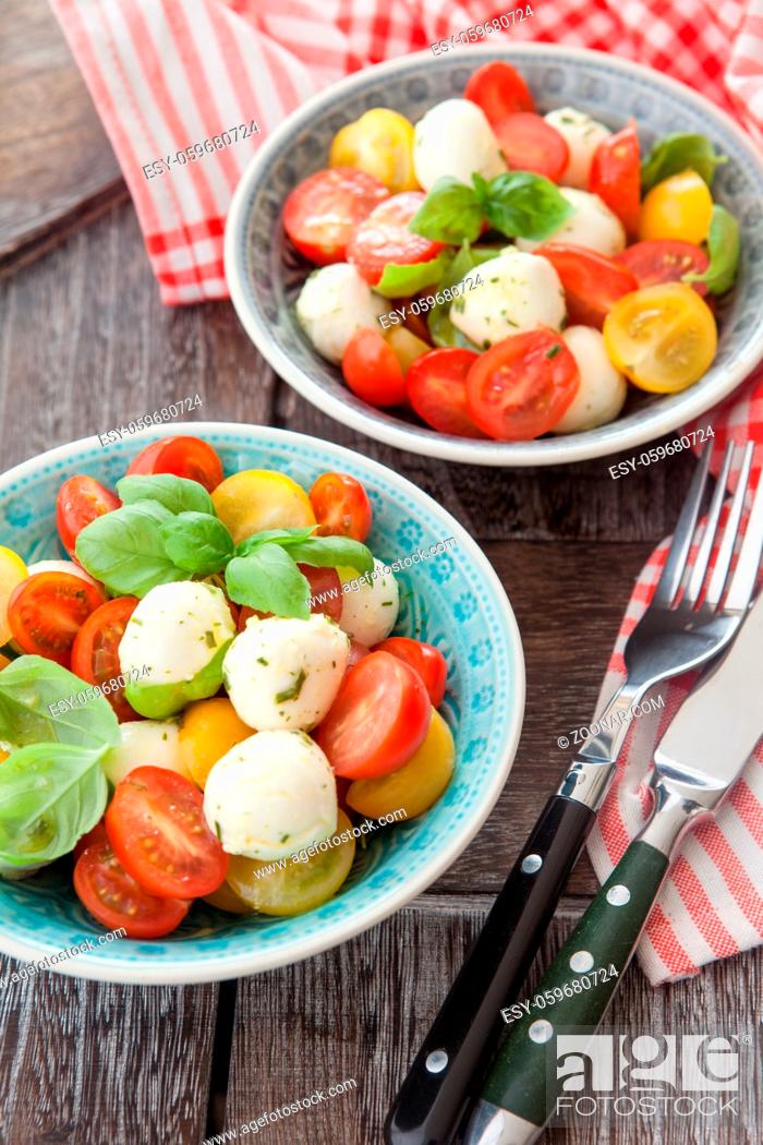 Stock Photo: Bunter Salat mit Tomate, Mozzarella und frischem Basilikum.