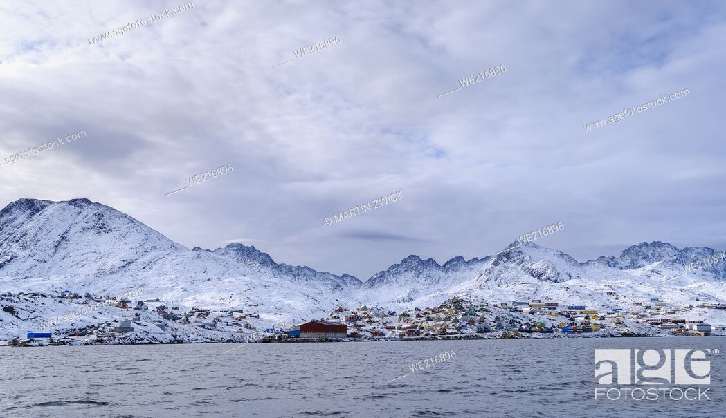 Photo de stock: Town Tasiilaq (formerly called Ammassalik), the biggest town in East Greenland. America, Greenland, Tasiilaq, danish territory.