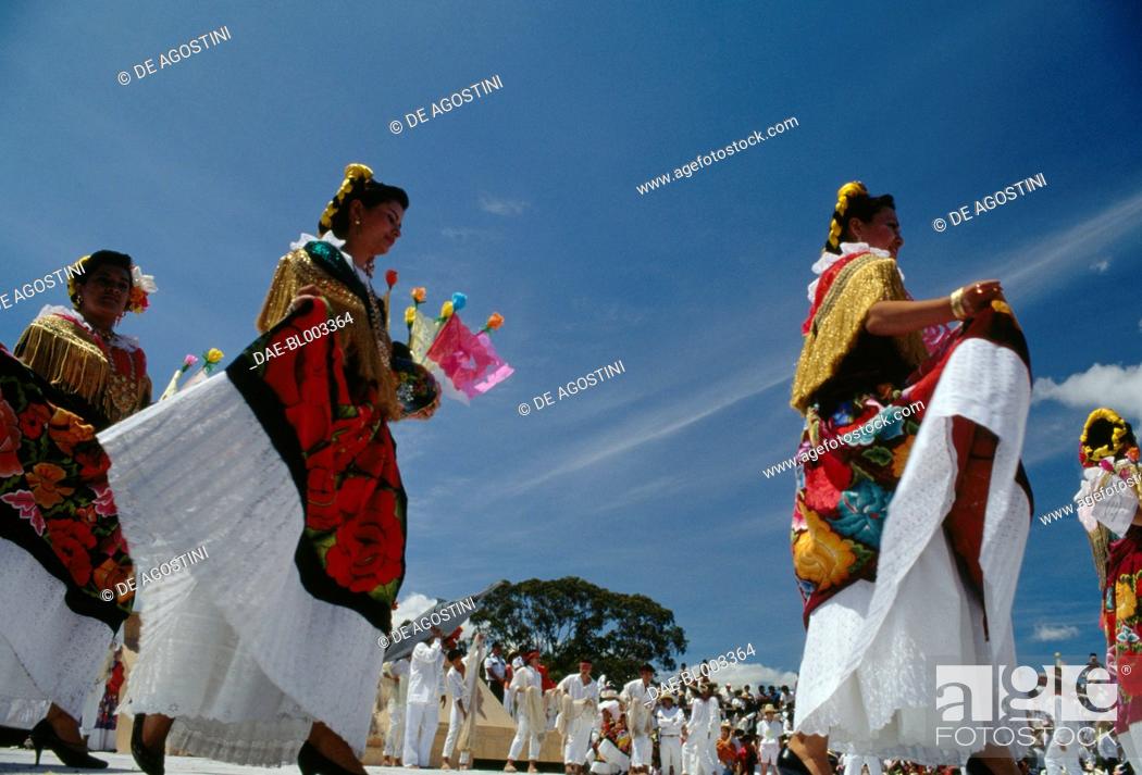 Imagen: Women in traditional costumes, Jarabe Mixteco dance during the celebrations at the Guelaguetza festival, Oaxaca, Mexico.