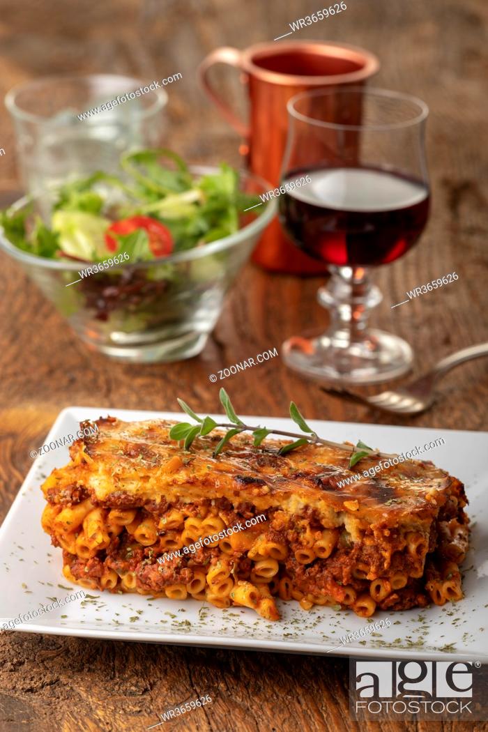 Stock Photo: griechisches Pastizio Nudelgericht mit Käse.