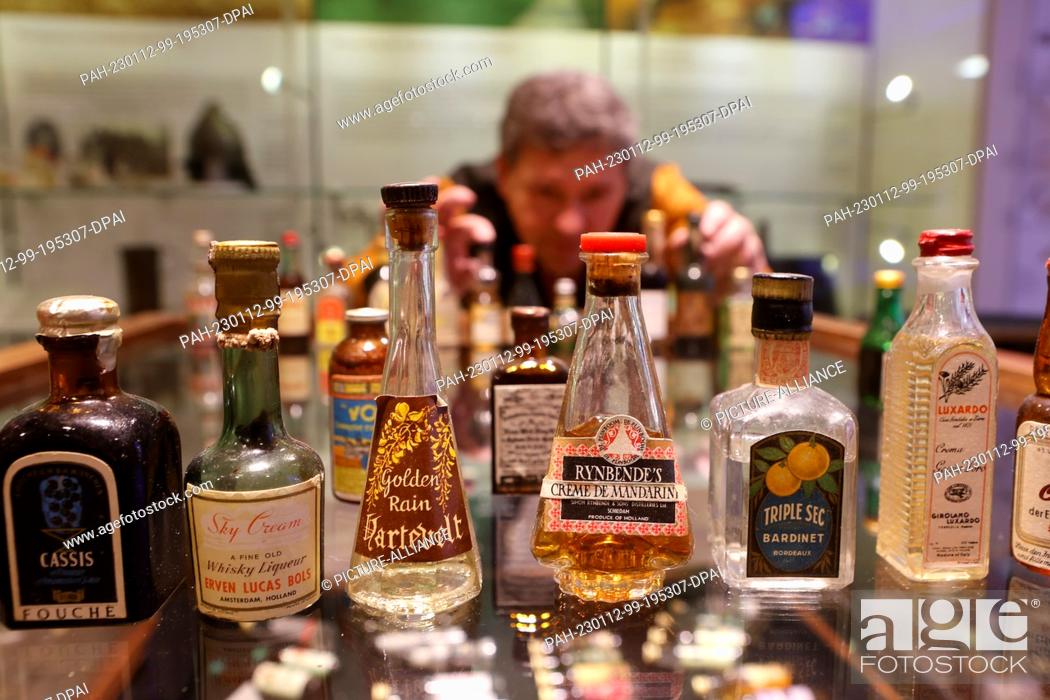 Imagen: 12 January 2023, Thuringia, Nordhausen: Miniature bottles stand on a glass display case in the traditional Nordhausen distillery.