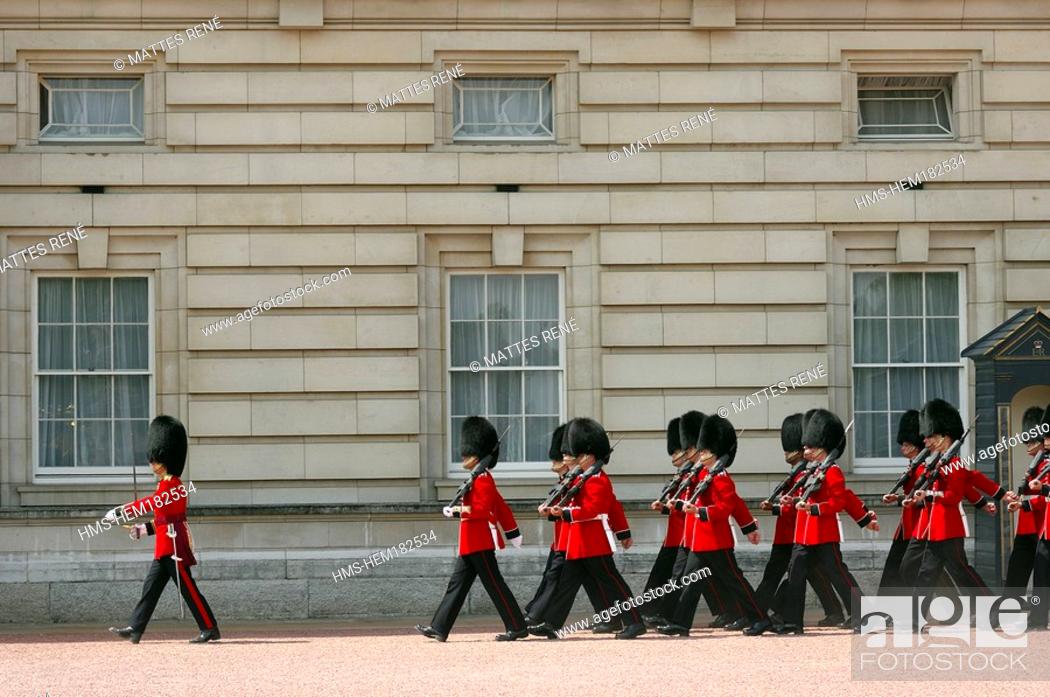 Stock Photo: United Kingdom, London, Westminster, Buckingham Palace, the changing the guard.