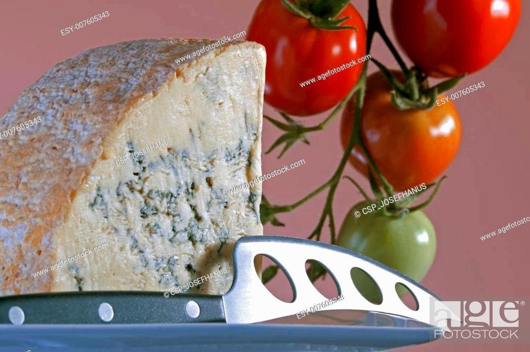 Stock Photo: Blue cheese and tomatoes.