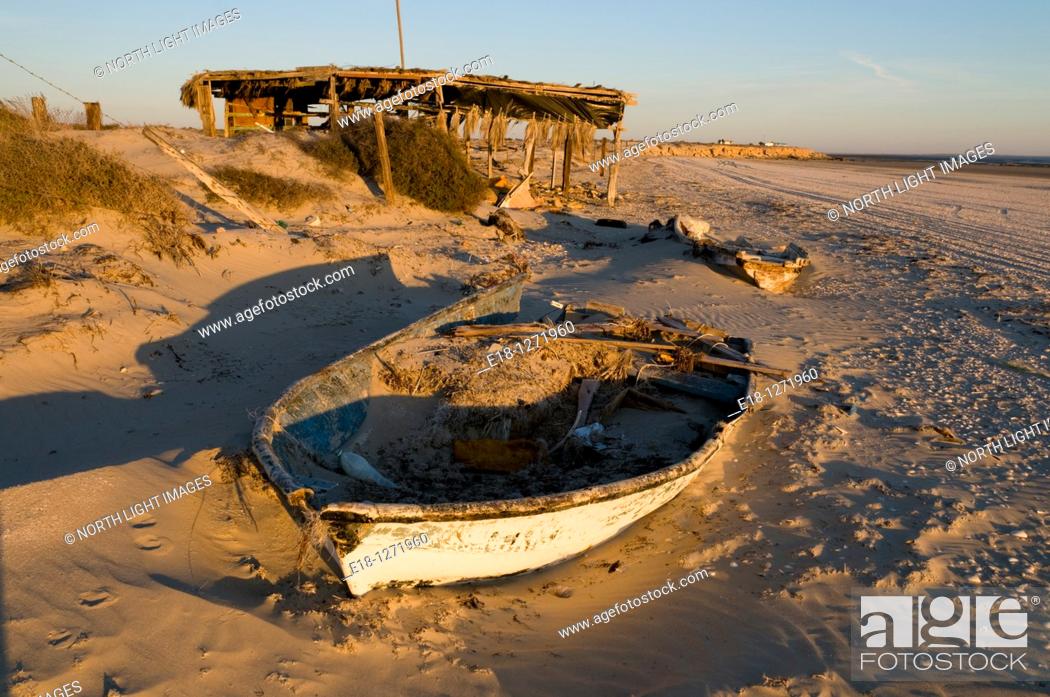 Imagen: Mexico, Sonora, Rocky Point, Puerto Penasco  Abandoned beach enterprise on the Sea of Cortez.