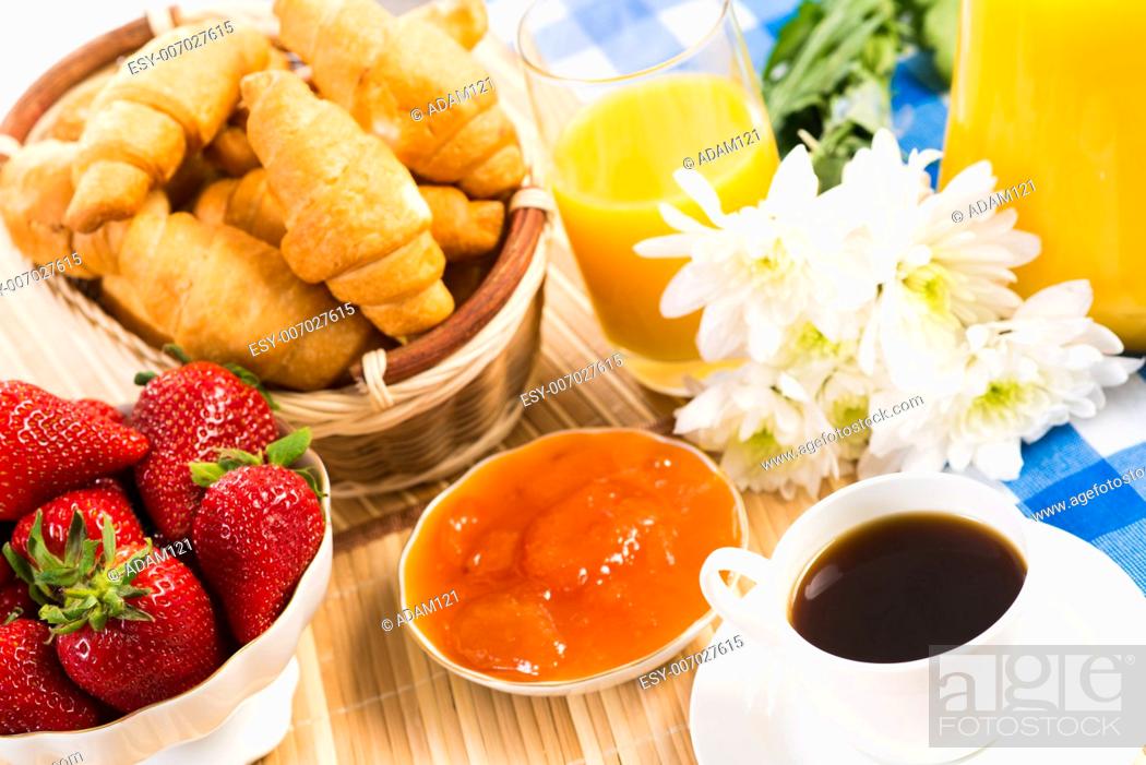 Photo de stock: continental breakfast: coffee, strawberry, croissant and juice.