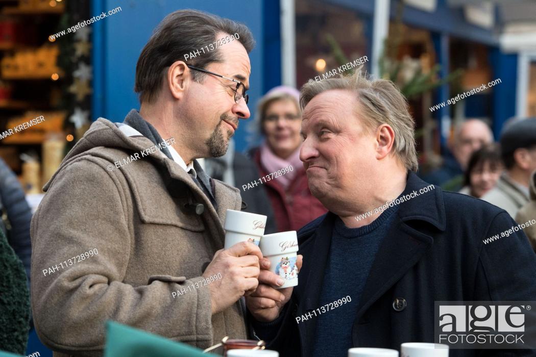 Stock Photo: Jan Josef LIEFERS (left, plays Professor Karl-Friedrich Boerne) and Axel PRAHL (plays Commissioner Frank Thiel) drink Gleuhwein (GlÃ-hwein) at the.