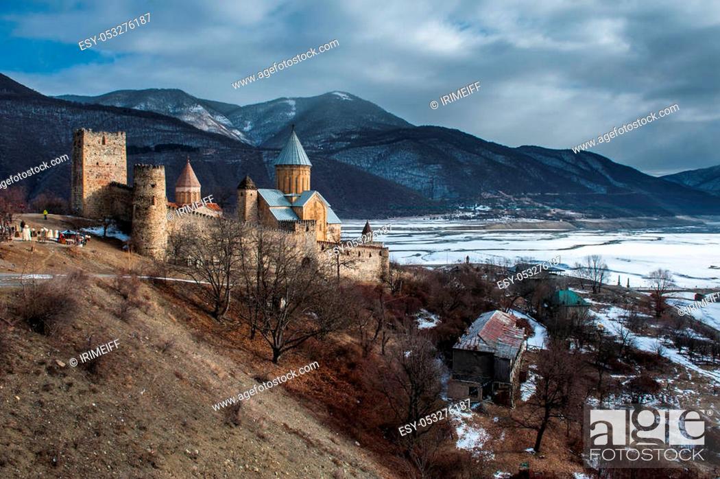 Imagen: Ananuri fortress in winterat sunny day. Georgia.
