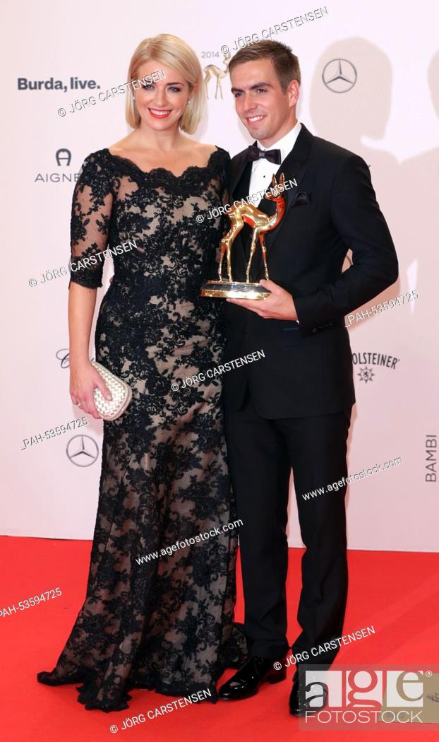 Imagen: German soccer player Philipp Lahm poses with his wife Claudia as he holds the Bambi Prize in his hands after the Bambi award ceremony at the Stage Theater on.