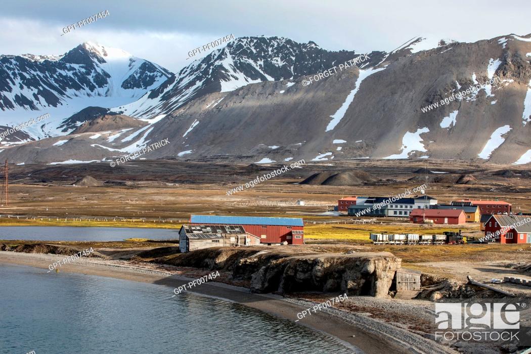 Stock Photo: THE VILLAGE OF NY ALESUND INHABITED MAINLY BY A COMMUNITY OF SCIENTISTS AND RESEARCHERS, THE NORTHERNMOST COMMUNITY IN THE WORLD (78 56N), SPITZBERG, SVALBARD.
