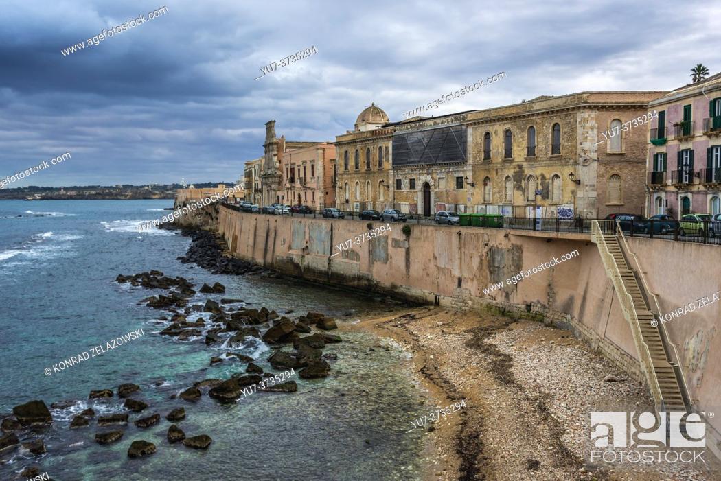 Photo de stock: View on buildings and walls of Ortygia island, historical part of Syracuse city, southeast corner of the island of Sicily, Italy.