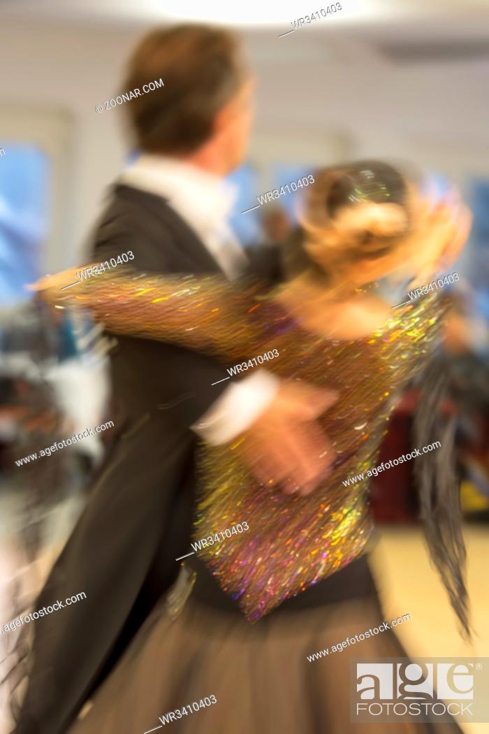 Stock Photo: Tanzendes Paar auf Tanzwettbewerb, Bewegungsunschärfe.