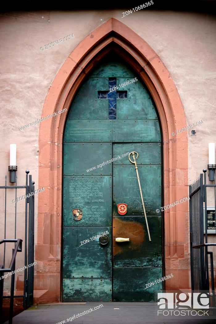 Imagen: Mainz, Deutschland - April 20, 2017: Die schwere Eisentür des Eingangs der St. Stephan Kirche mit eingravierten lateinischen Worten am 20.