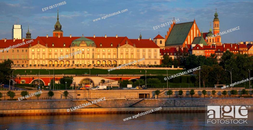 Stock Photo: Poland, Warszawa, Royal Castle - Zamek Krolewski eastern baroque façade seen from Slasko-Dabrowski Bridge.