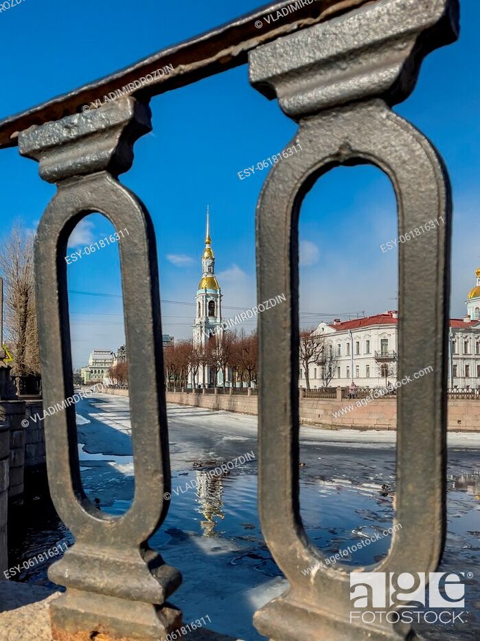 Imagen: St. Nicholas Naval Cathedral belltower through the forged lattice in a clear sunny day of spring, an ice drift on Kryukov and Griboyedov Canal.