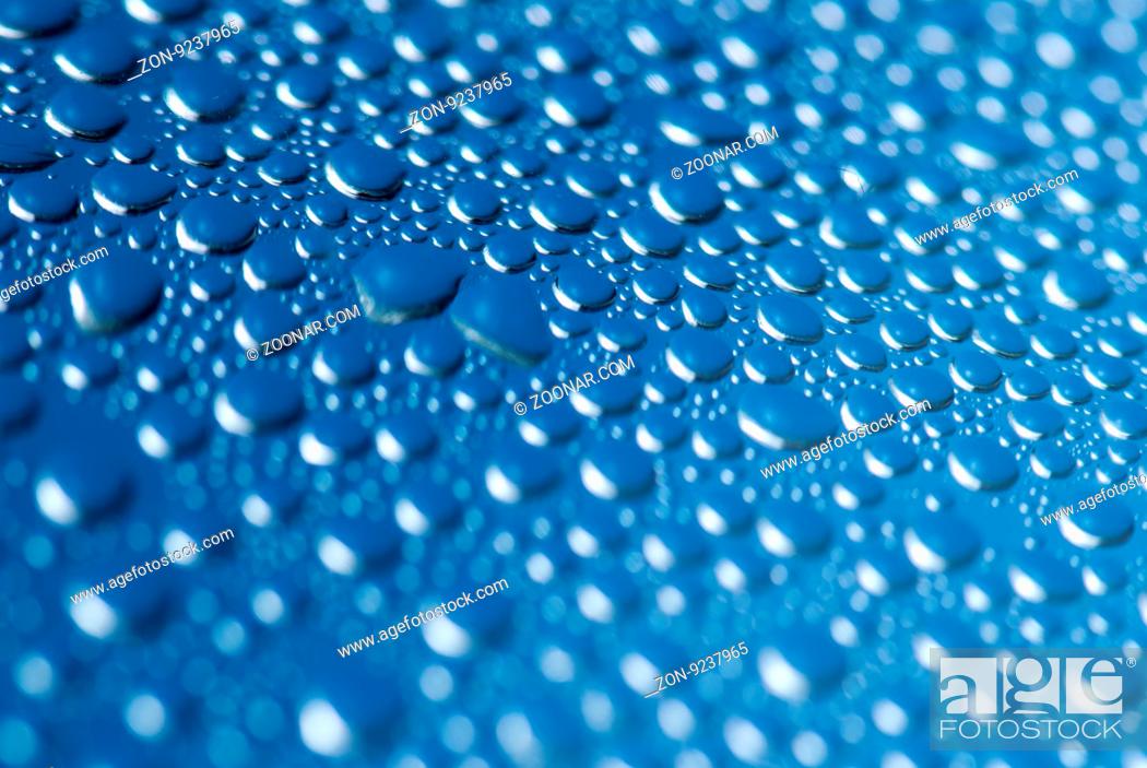 Imagen: close-up of water drops on the blue background.