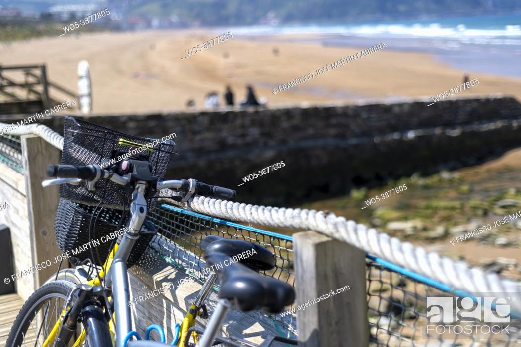 Photo de stock: Bicycles parked on the beach, summer times.