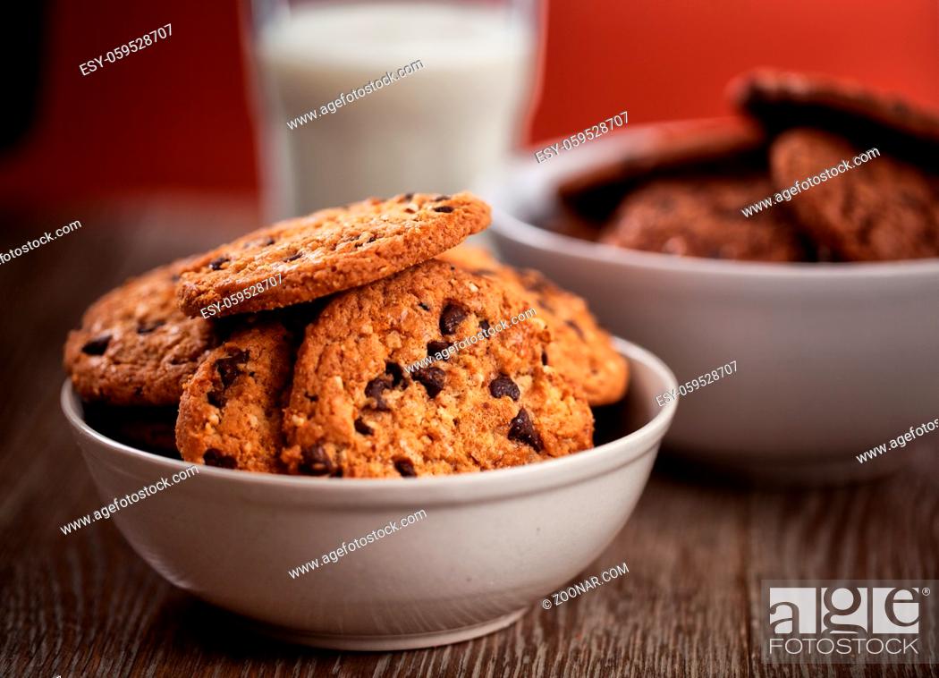 Imagen: Chocolate chip cookies on a bowl. High quality photo.