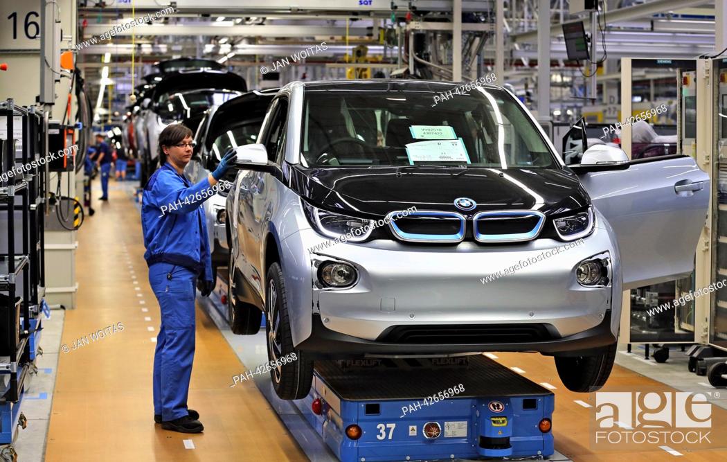 An Employee of BMW checks the quality of an electric car i3 in Leipzig, Germany, September , Foto de Stock, Imagen Derechos Protegidos Pic.  Foto.  HAP