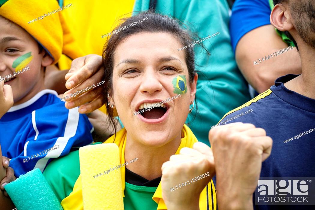 Imagen: Brazilian football fans cheering at match.