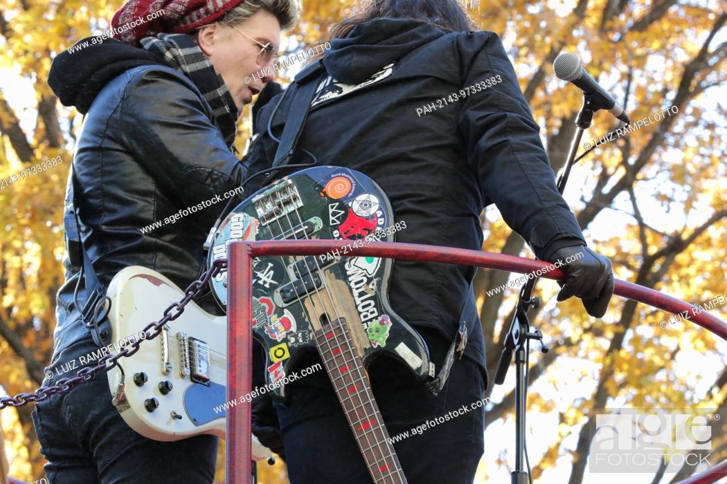 Stock Photo: Central Park West, New York, USA, November 23 2017 - Goo Goo Doll's Guitars during the 91st Annual Macy's Thanksgiving Day Parade today in New York City.