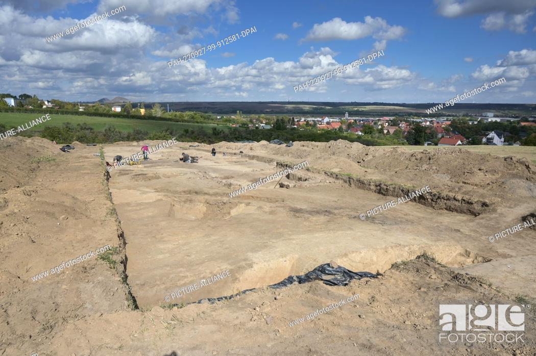 Stock Photo: 26 September 2022, Saxony-Anhalt, Helfta: Archaeological work on the outskirts of Helfta. During the excavations, the remains of the royal palace of Helfta were.