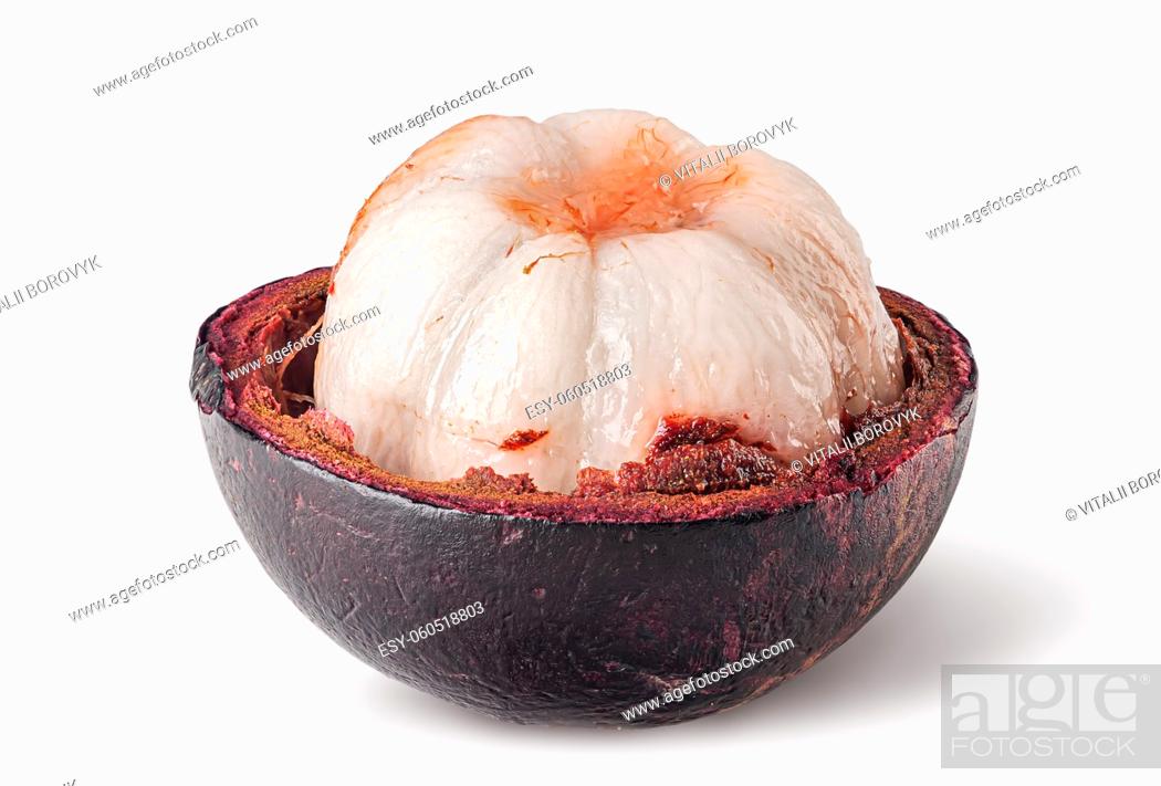 Imagen: Ripe opened mangosteen front view isolated on white background.
