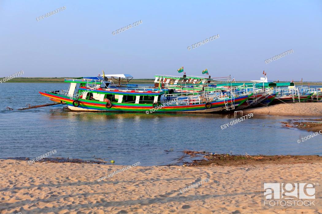 Stock Photo: Schiffe auf dem Irawadi in Myanmar.
