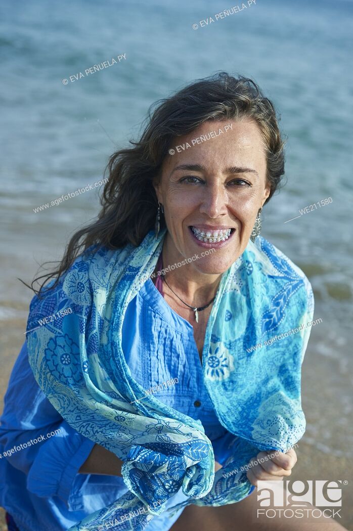 Photo de stock: mature woman enjoying different moments on the beach.