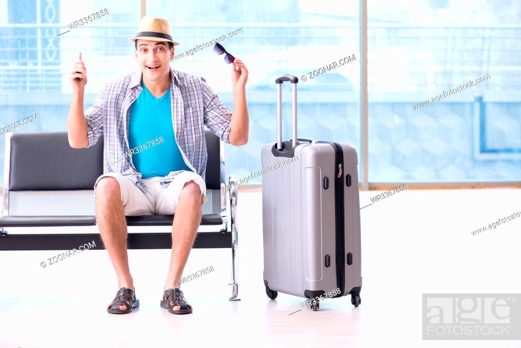 Photo de stock: Young man travelling for his summer beach vacation.