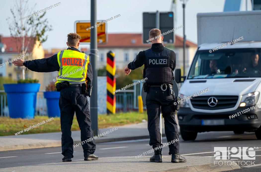 Imagen: 20 October 2021, Brandenburg, Frankfurt (Oder): Two police officers stop a vehicle on the border bridge between Germany and Poland to check for illegal entrants.