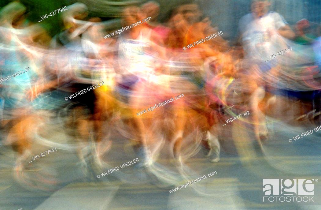 Stock Photo: ÖSTERREICH, WIEN; 1. BEZIRK; INNENSTADT, Marathon in Vienna zoomed movement blurred - Wien; 1. Bezirk; Innenstadt, Austria, 01/07/2012.