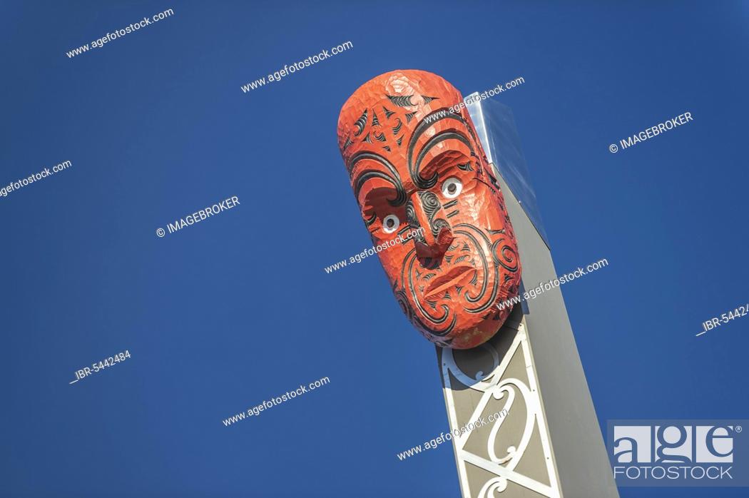 Imagen: Carved Mask, Face, Heketanga-a-Rangi, Sculpture, Heavenly Origins, contemporary carving of Maori, Te Puia, Whakarewarewa, Rotorua, Bay of Plenty, New Zealand.