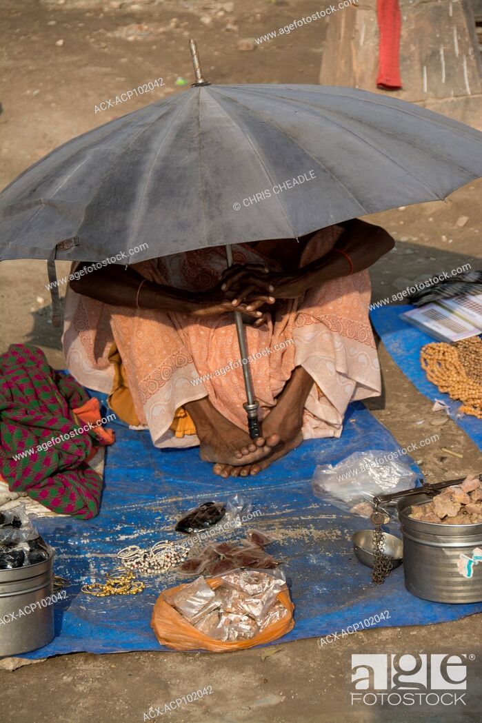 Photo de stock: Selling wares under sun umbrella, Haridwar, Uttarakhand, India.