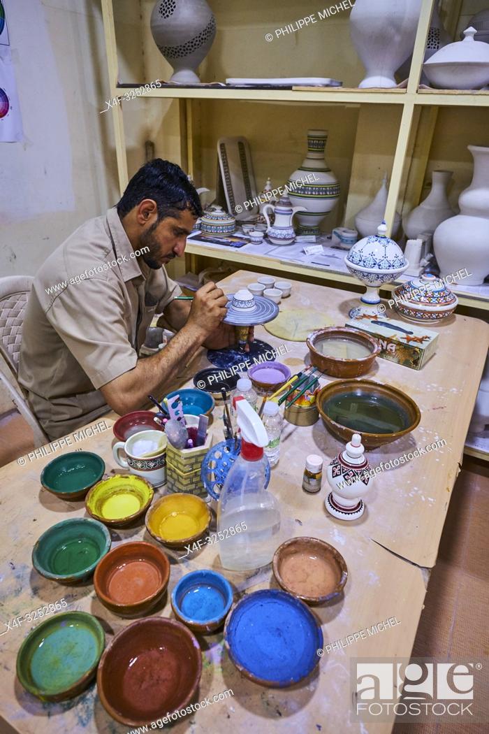 Stock Photo: Sultanat d'Oman, gouvernorat de Ad-Dakhiliyah, Bahla, les poteries de Bahla sont réputées dans tout le pays / Sultanate of Oman, Ad-Dakhiliyah Region, Bahla.