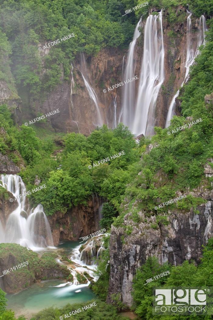 Stock Photo: Large Waterfall or Veliki Slap, Plitvice Lakes National Park, UNESCO World Heritage Site, Croatia, Europe.