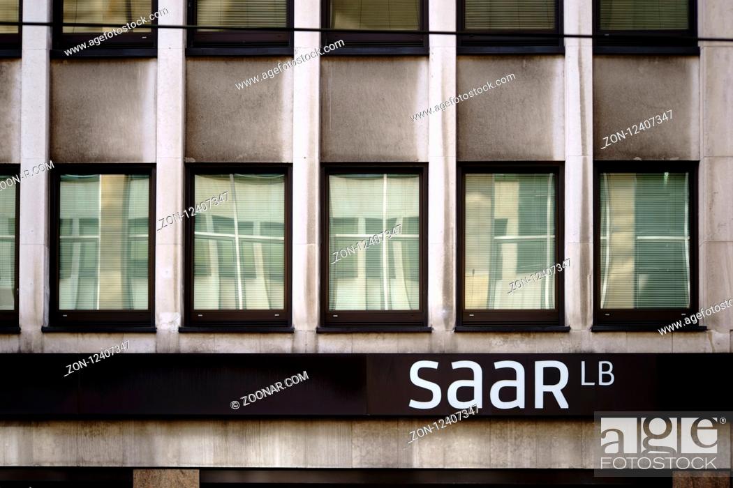 Stock Photo: Saarbrücken, Deutschland - Juli 29, 2018: Die moderne Fassade und das Logo der Landesbank Saarland, der Saar LB, einem Finanz-und Bürogebäude am 29.