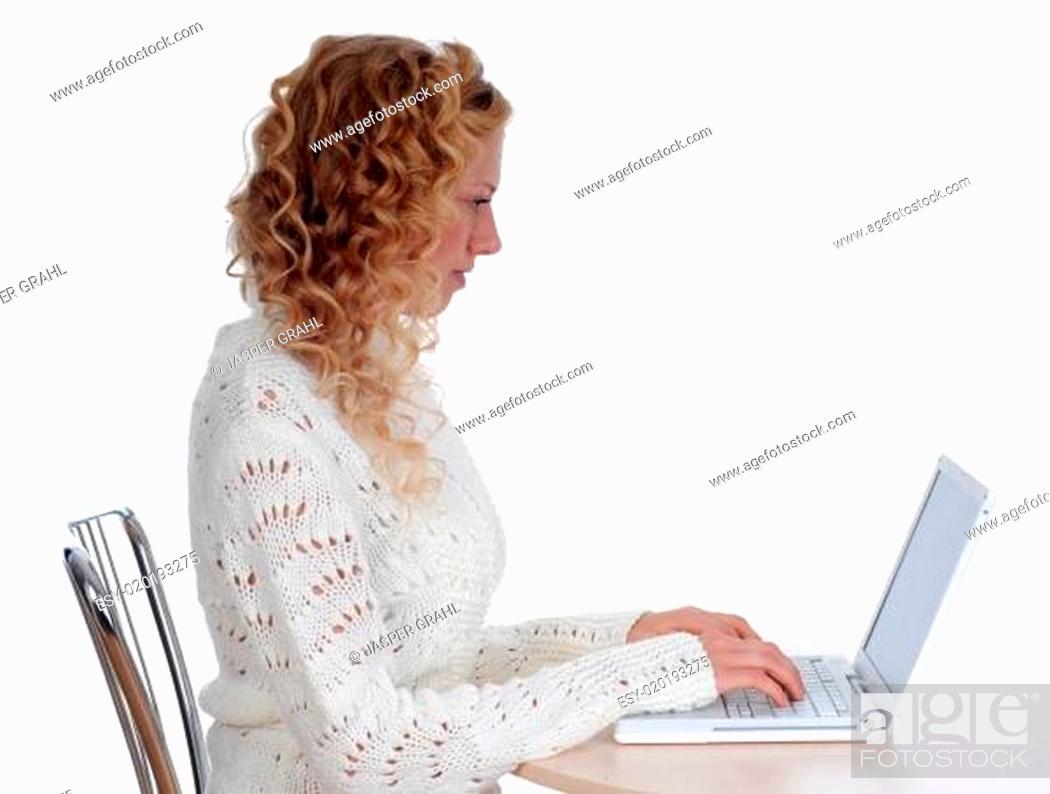 Stock Photo: Junge Frau sitzt am Laptop.