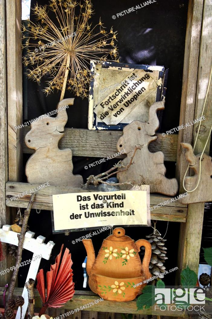 Stock Photo: 02 October 2021, Saxony, Leipzig: A wooden wall with sayings and collectibles stands as an eye-catcher in Hundt's park. Since 1981.