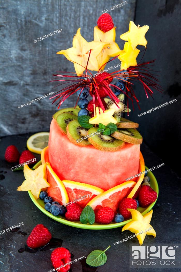 Stock Photo: Bunter Kuchen aus frischem Obst und Party Dekoration.