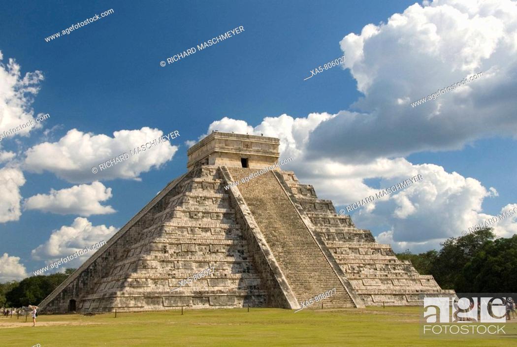 Stock Photo: Mexico, Yucatan, Chichen Itza, El Castillo (also called Pyramid of Kukulcan).