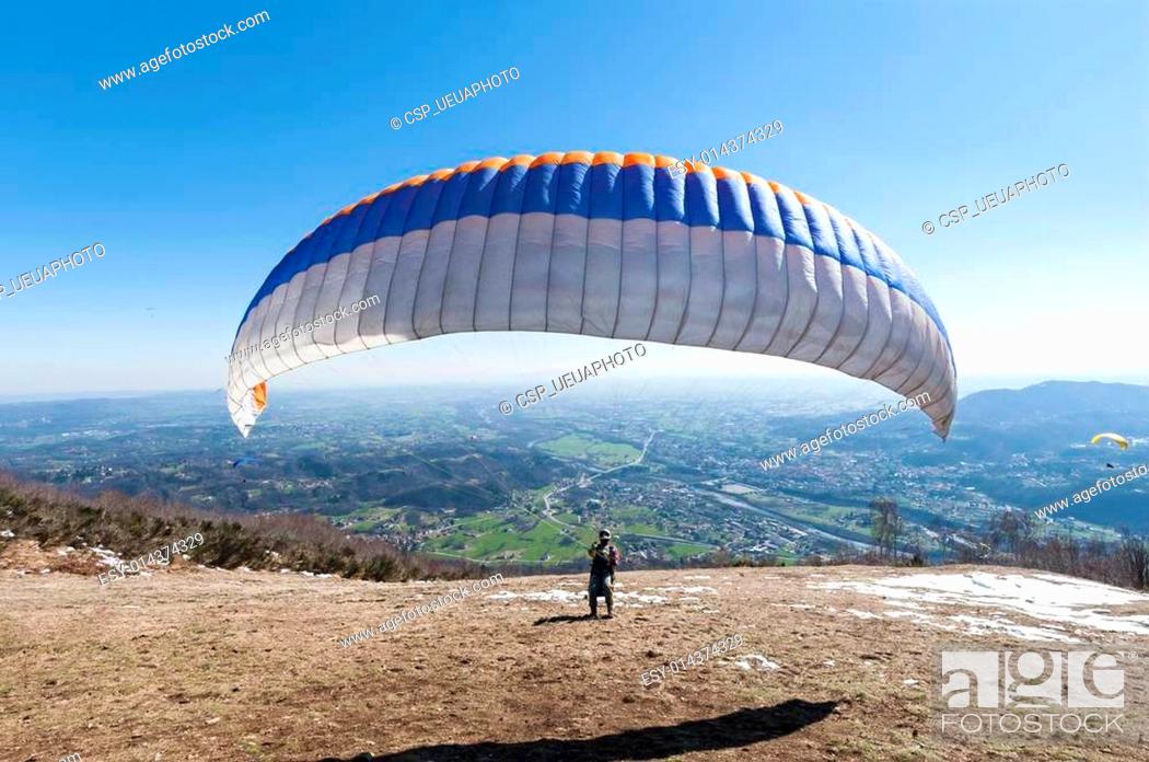 Photo de stock: paraglider take-off.