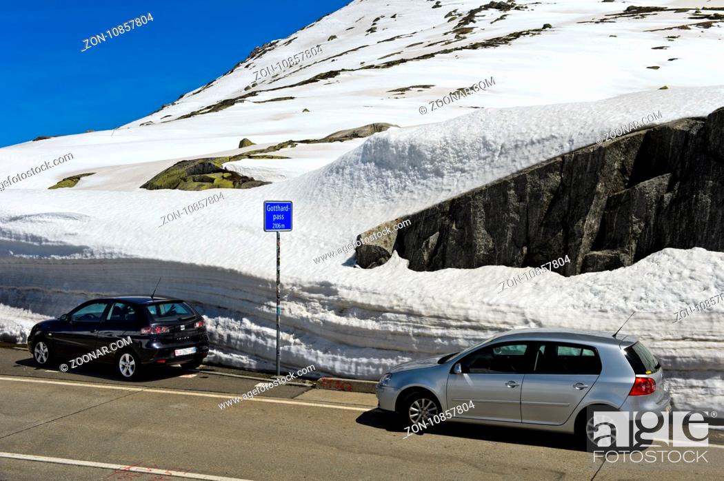 Photo de stock: Autos parken auf der Passhöhe, Gotthardpass, Airolo, Kanton Tessin, Schweiz / Car parking on the highest point of the St Gotthard Pass, Airolo, Canton of Ticino.