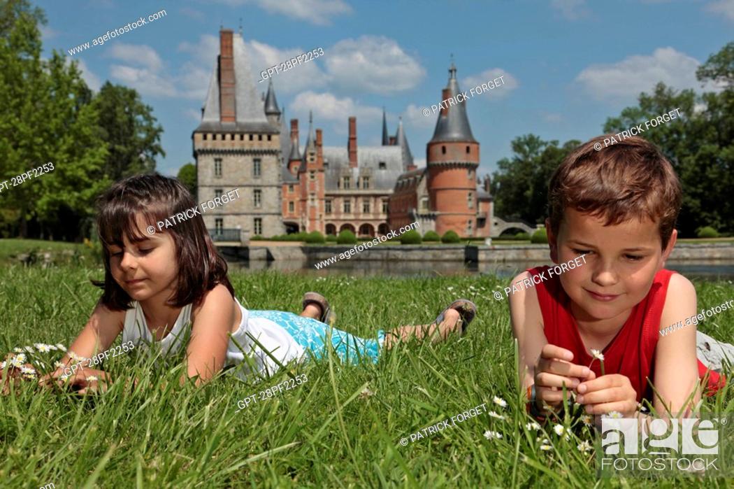 Stock Photo: CHILDREN GATHERING DAISIES, CHILDREN PLAYING AND NATURE IN THE PARK OF THE CHATEAU DE MAINTENON, EURE-ET-LOIR 28, FRANCE.
