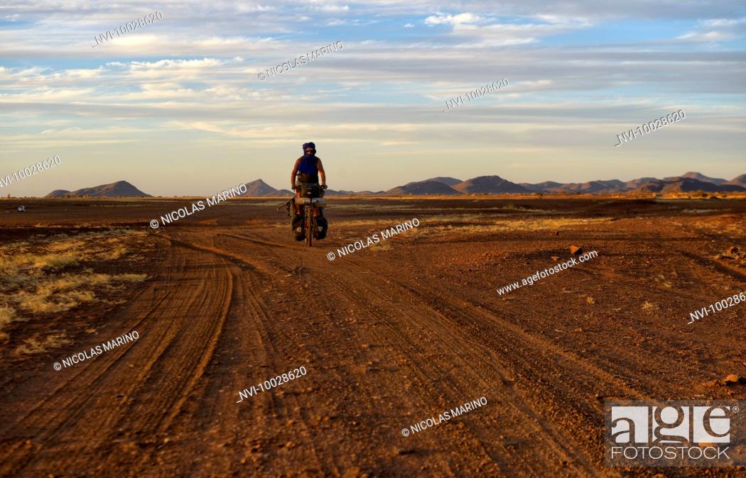Photo de stock: Cycling in the Adrar region of the Sahara desert, Mauritania.