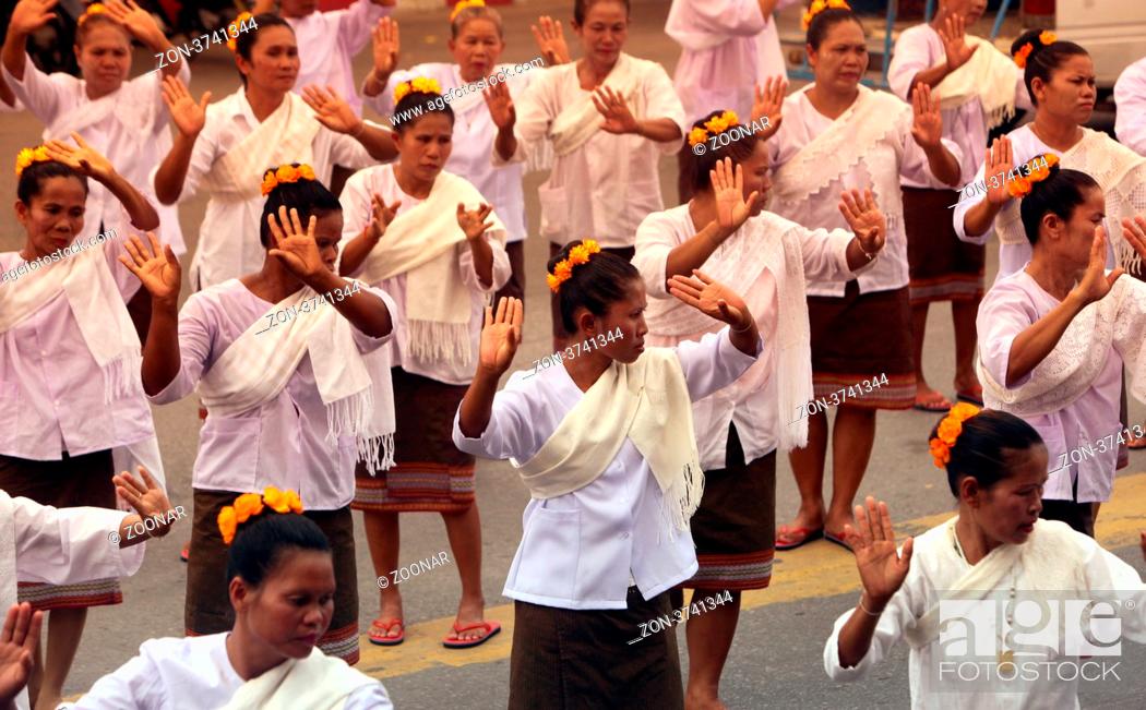 Stock Photo: Eine traditionelle Tanz Gruppe zeigt sich an der Festparade beim Bun Bang Fai oder Rocket Festival in Yasothon im Isan im Nordosten von Thailand.