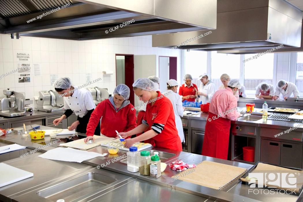 Stock Photo: Preparation of cold cuts, cold meat plates, catering, butcher salesperson training, apprenticeship training position at Frischezentrum Essen e.V.