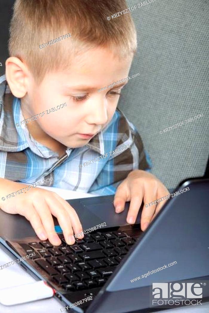 Photo de stock: Computer addiction child with laptop notebook.