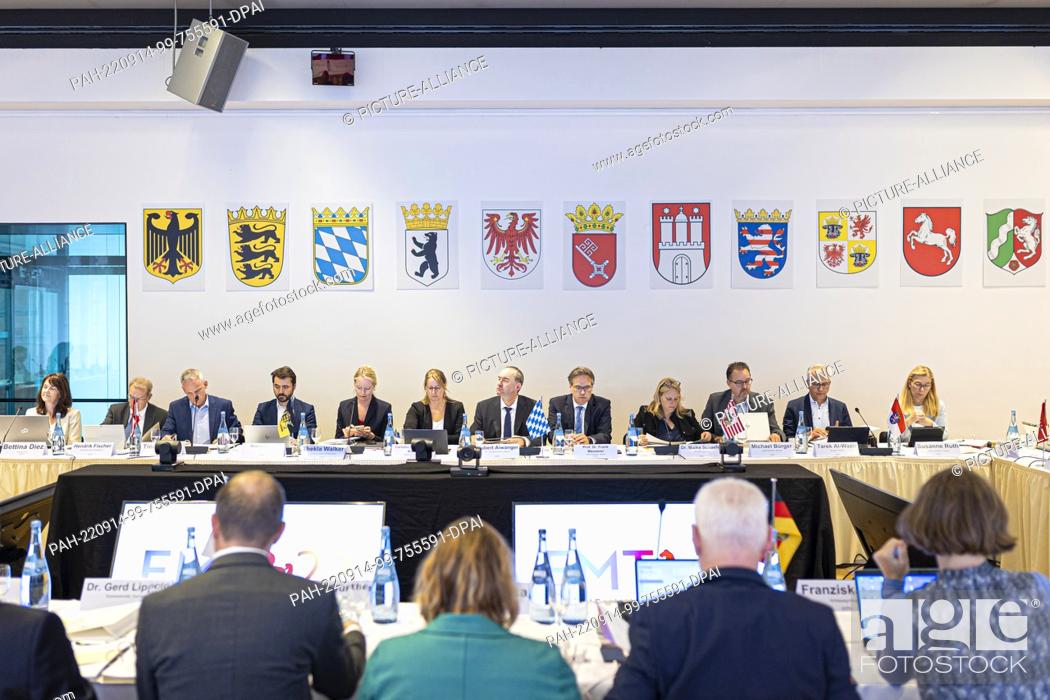 Imagen: 14 September 2022, Lower Saxony, Hanover: Politicians sit down together at the fall meeting of state energy ministers. The focus is on security of supply in.